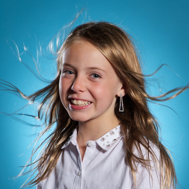 Portrait d'une jeune fille les cheveux dans le vent
